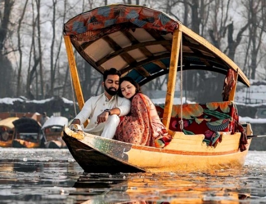 Kashmir Honeymoon Packages 2026 – Dal Lake, Gulmarg & Pahalgam